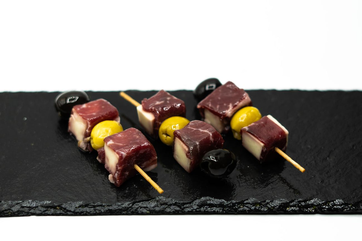 Banderilla de la casa con cecina, queso y aceituna
