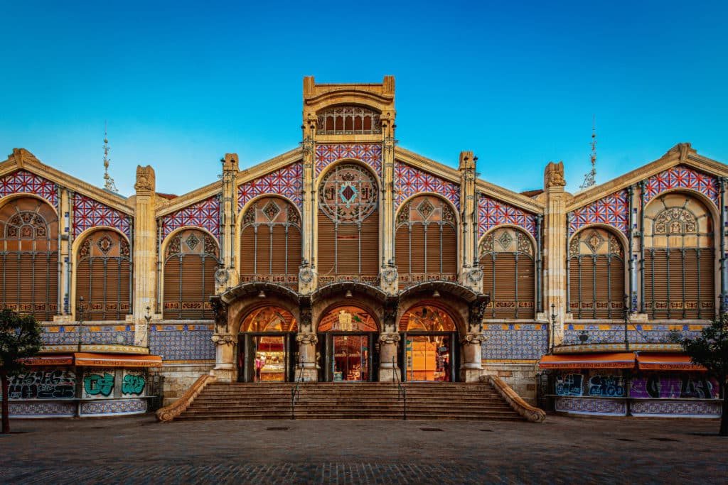 Fachada modernista del Mercado Central de Valencia, sede de SalazónArte