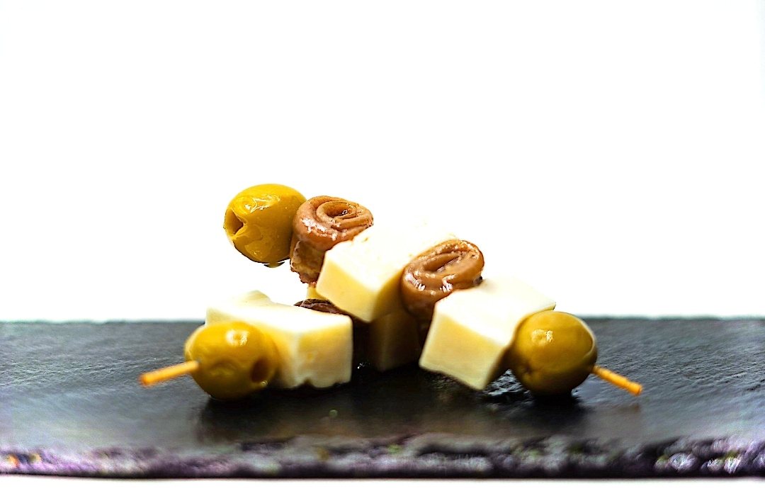 Pincho de aceituna, anchoa y queso, una de las combinaciones de SalazónArte